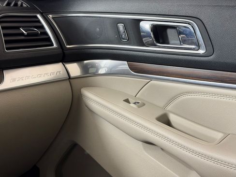 Used 2019 Ford Explorer Limited w/ Ford Safe & Smart Package FWD image 27