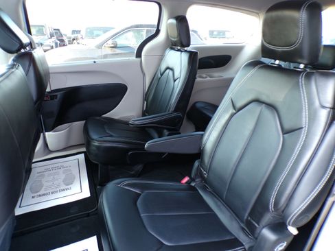 Used 2023 Chrysler Pacifica Touring-L image 10