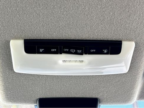 Certified 2025 Nissan Kicks Play S image 34