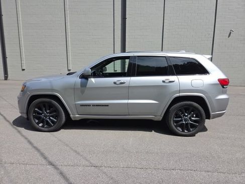 Used 2018 Jeep Grand Cherokee Altitude RWD image 6