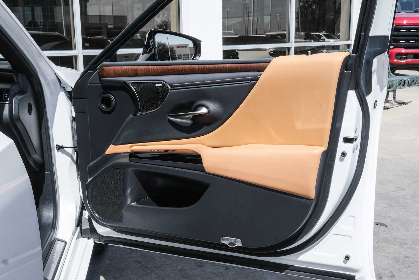 Used 2022 Lexus ES 300h Ultra Luxury w/ Accessory Package 2 FWD image 39