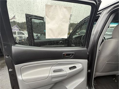 Used 2013 Toyota Tacoma 4x4 Double Cab w/ TRD Sport Pkg image 15