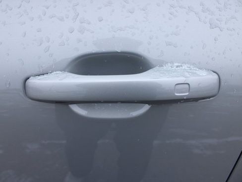 Used 2025 Volvo XC60 B5 Plus image 9