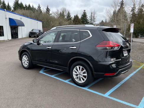 Used 2020 Nissan Rogue SV image 3