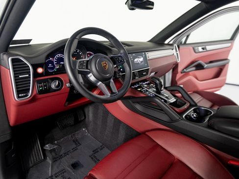 Certified 2023 Porsche Cayenne Platinum Edition image 4