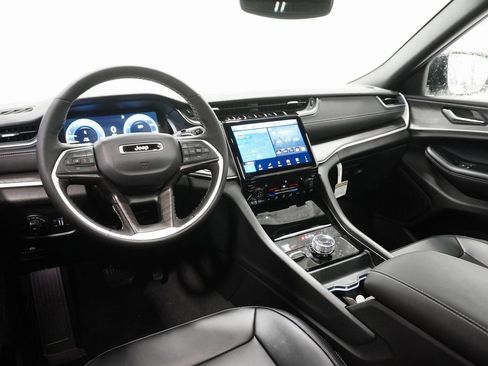 New 2025 Jeep Grand Cherokee Limited image 18