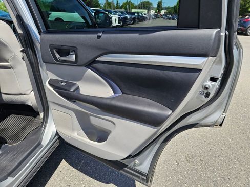 Used 2019 Toyota Highlander XLE AWD/4WD image 14