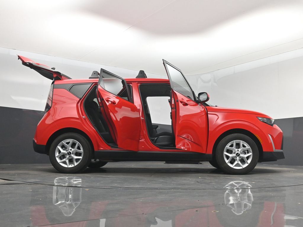 Used 2025 Kia Soul LX w/ LX Technology Package FWD image 7