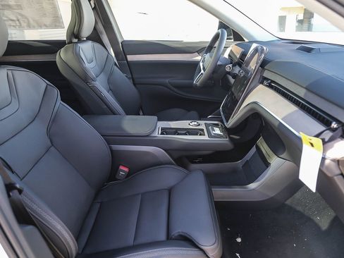 New 2025 Volvo EX90 Ultra image 17