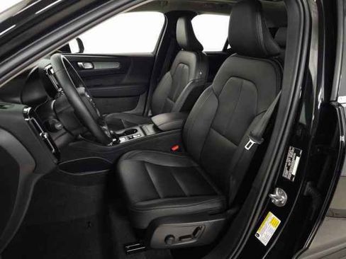 Certified 2025 Volvo XC40 B5 Core image 17