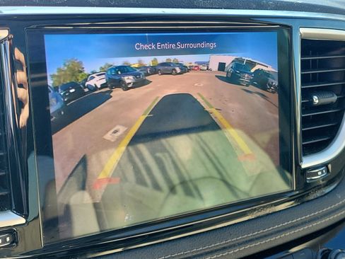 Used 2021 Chrysler Pacifica Touring-L image 27