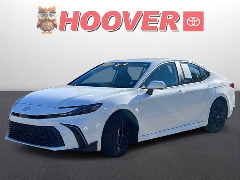 Used 2025 Toyota Camry SE image 6