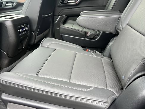 Used 2025 GMC Yukon Denali w/ Sun & Power Step Package image 34