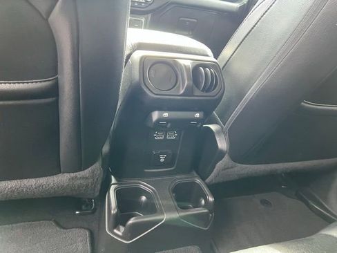 Used 2023 Jeep Gladiator Overland image 17