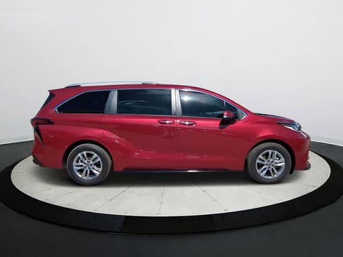Used 2023 Toyota Sienna Limited image 3