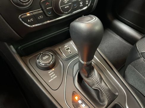 Used 2022 Jeep Cherokee Latitude Lux w/ Sun & Sound Group AWD/4WD image 32