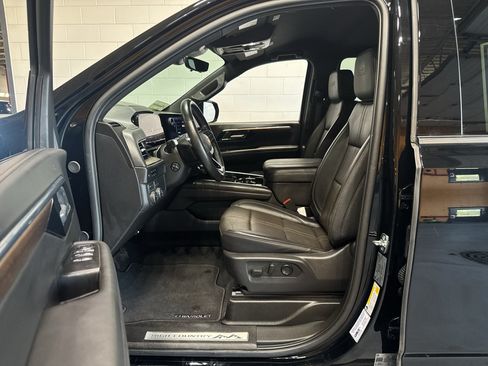 Used 2025 Chevrolet Suburban High Country AWD/4WD image 15