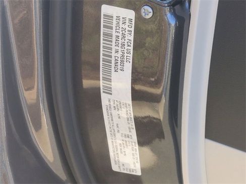 Used 2023 Chrysler Pacifica Touring-L image 26