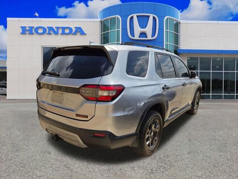 Used 2023 Honda Pilot TrailSport image 2