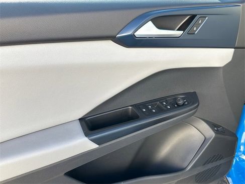 Certified 2023 Volkswagen Taos SE w/ Panoramic Sunroof Package image 7