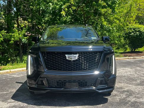 Used 2025 Cadillac Escalade V AWD/4WD image 3