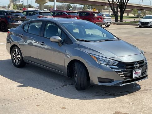 Used 2025 Nissan Versa SV image 4
