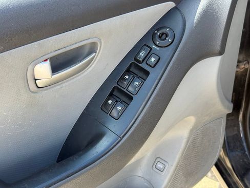 Used 2009 Hyundai Elantra SE FWD image 11