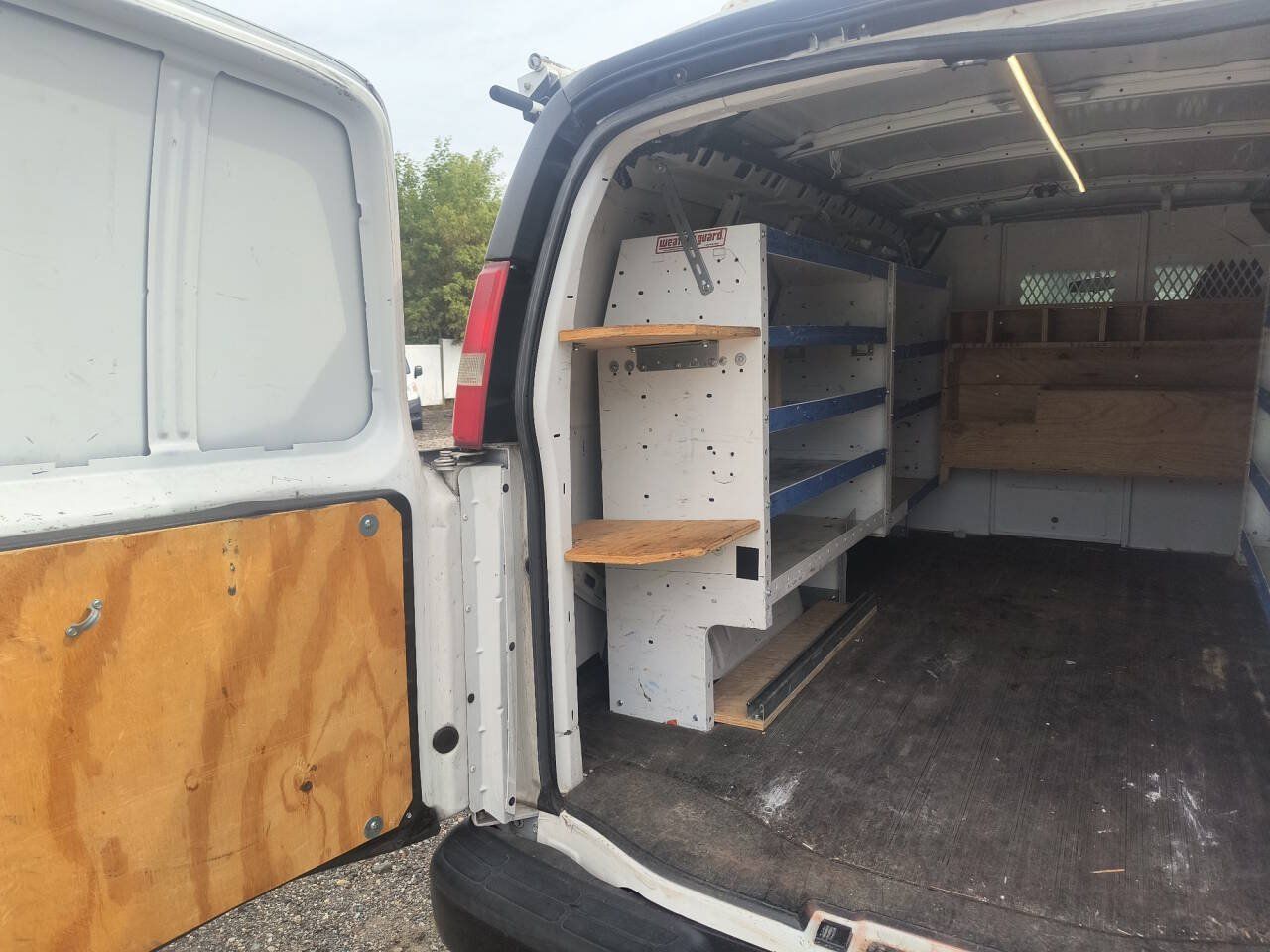 Used 2014 Chevrolet Express 2500 RWD image 23