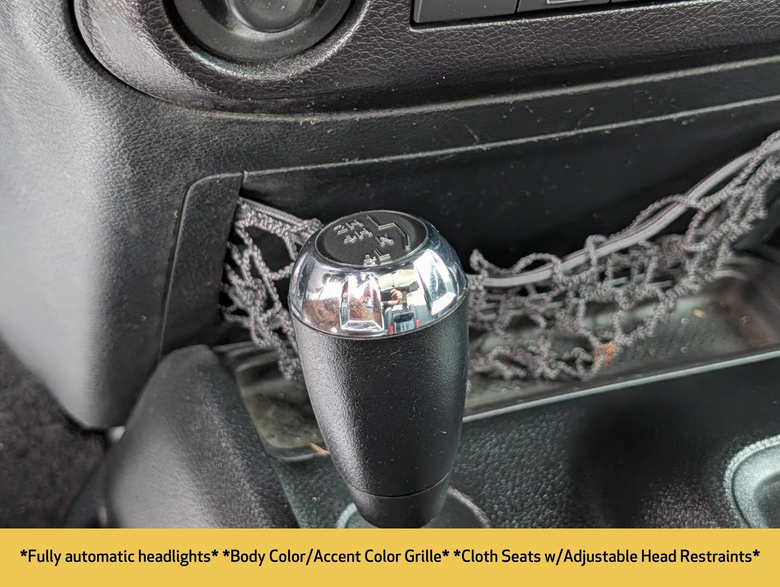 Used 2018 Jeep Wrangler Sahara w/ Connectivity Group AWD/4WD image 9
