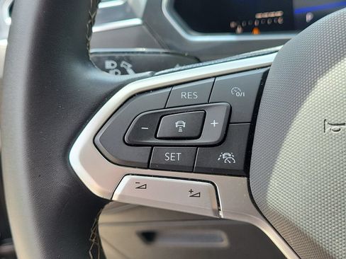 Used 2022 Volkswagen Tiguan SE w/ Panoramic Sunroof Package FWD image 23