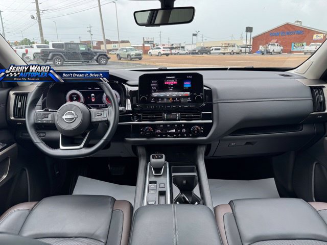 Used 2025 Nissan Pathfinder Platinum FWD image 8