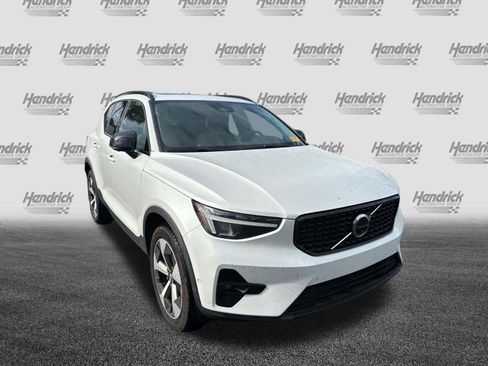 Used 2025 Volvo XC40 B5 Plus AWD/4WD image 3