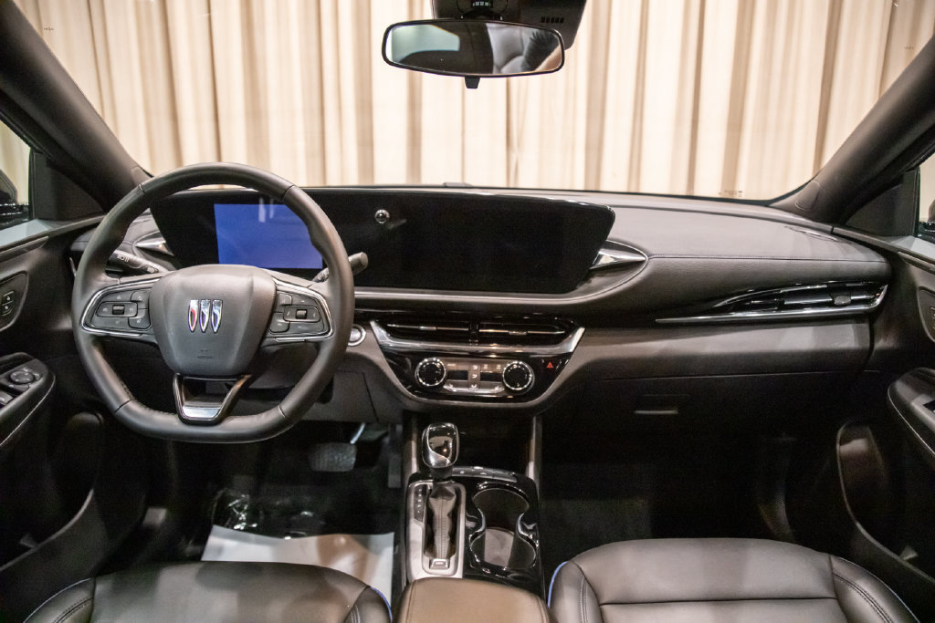 Used 2025 Buick Envista Sport Touring w/ Convenience I Package FWD image 14