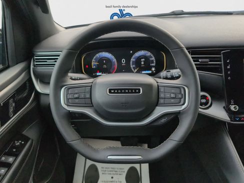 Used 2025 Jeep Wagoneer Series III w/ Premium Group I image 15