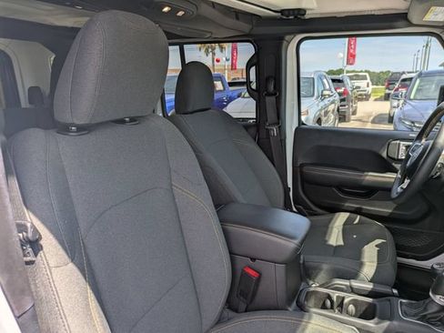 Used 2025 Jeep Wrangler Unlimited Sahara AWD/4WD image 35
