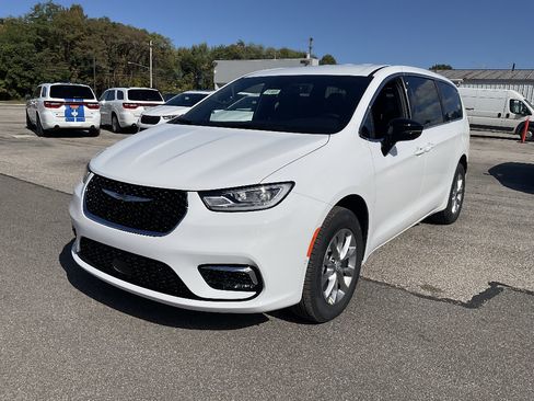 New 2026 Chrysler Pacifica Select AWD/4WD image 3