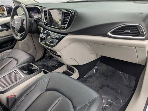 Used 2024 Chrysler Pacifica Touring-L image 22