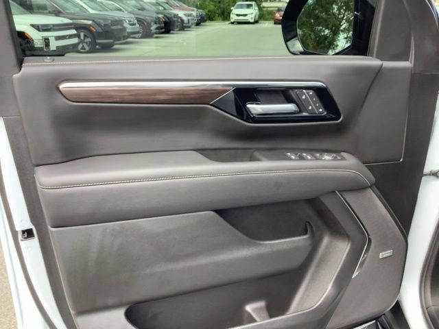 Used 2026 Chevrolet Tahoe Premier w/ Sun And Tow Package AWD/4WD image 16