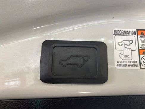 Used 2014 Toyota RAV4 Limited w/ Technology Package AWD/4WD image 31