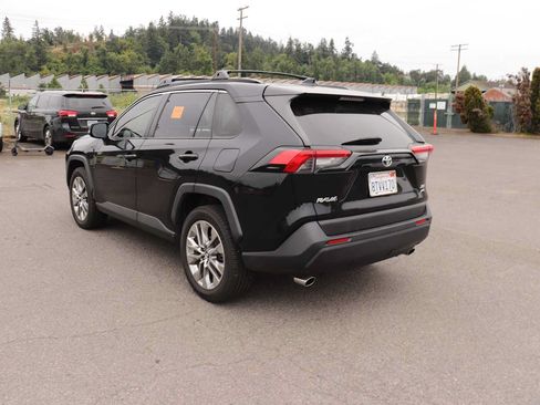 Used 2019 Toyota RAV4 XLE Premium w/ Cold Weather Package AWD/4WD image 7