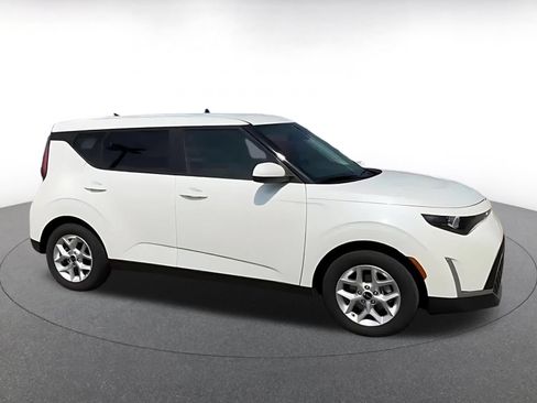Used 2025 Kia Soul LX w/ LX Technology Package FWD image 8