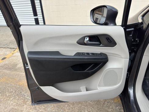Used 2022 Chrysler Pacifica Touring-L FWD image 40