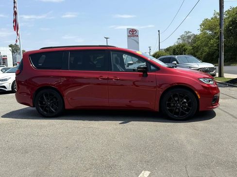 Used 2025 Chrysler Pacifica Limited FWD image 8