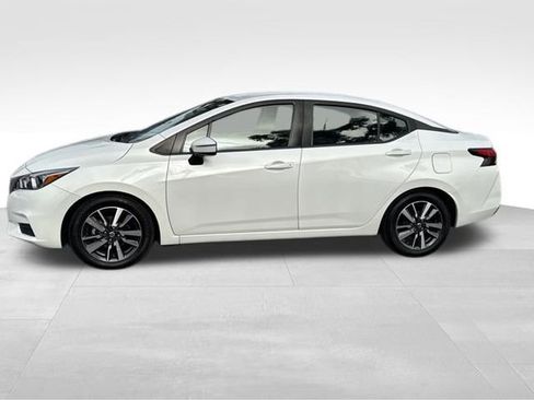 Used 2021 Nissan Versa SV image 2