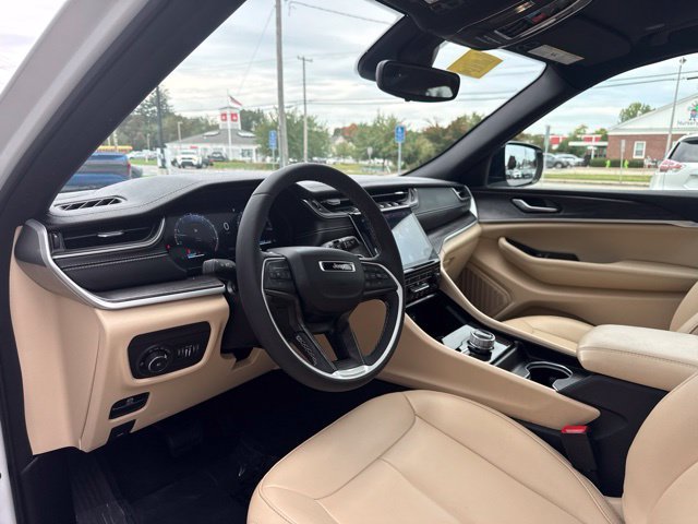 Used 2024 Jeep Grand Cherokee Limited AWD/4WD image 12