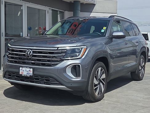 Used 2025 Volkswagen Atlas SE FWD image 2