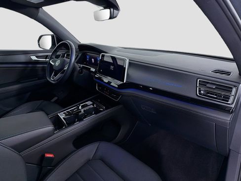 Used 2025 Volkswagen Atlas Cross Sport SEL R-Line image 31