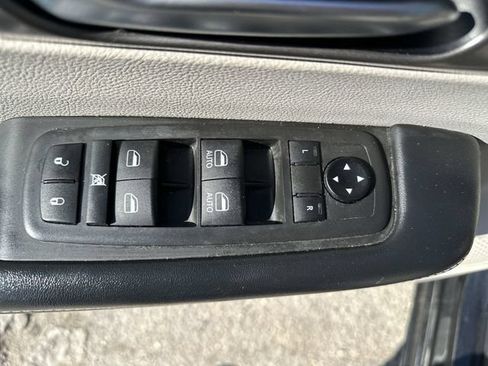 Used 2021 Chrysler Pacifica Touring-L FWD image 16