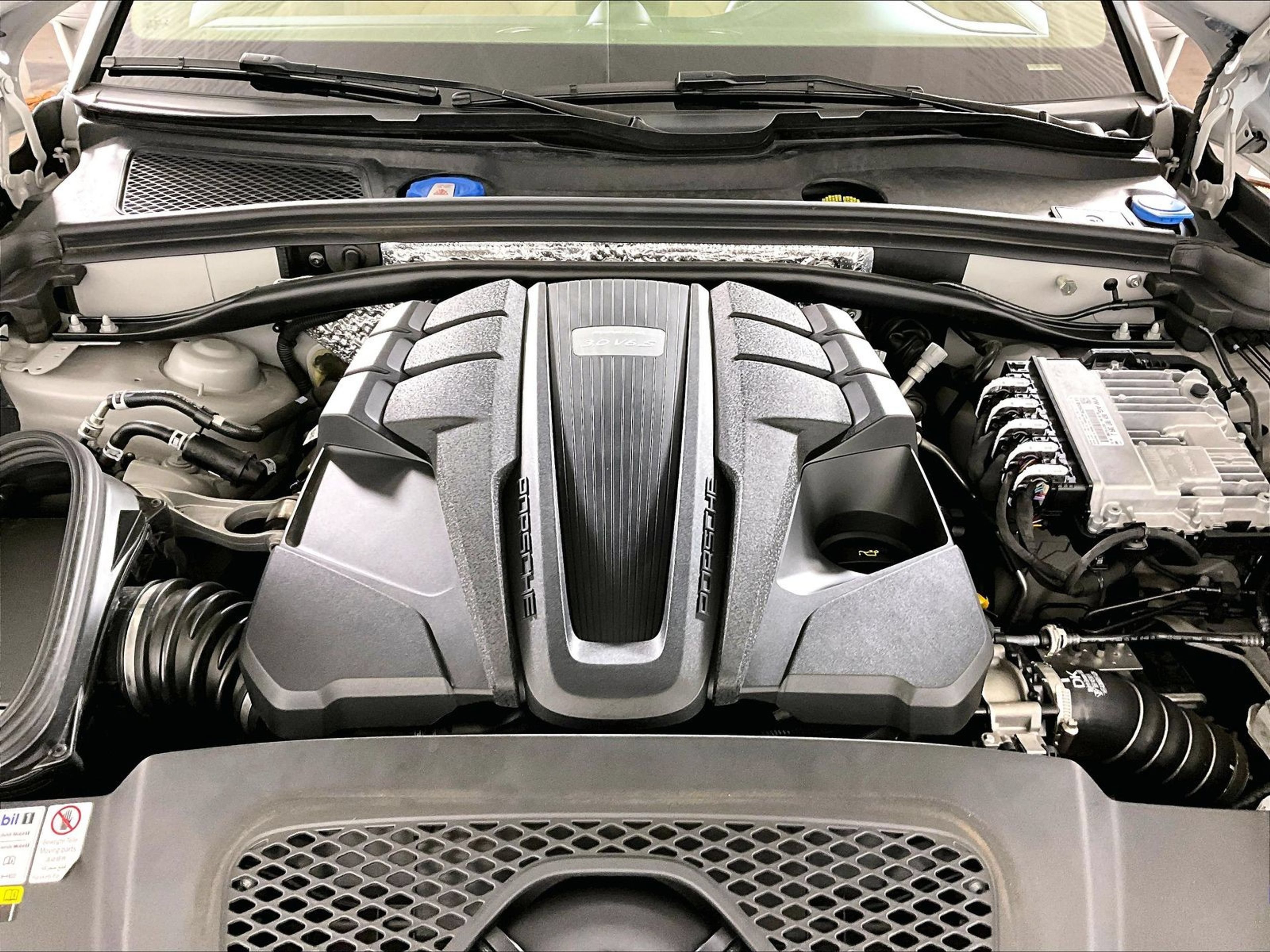 Certified 2021 Porsche Macan S AWD/4WD image 25