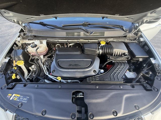 Used 2024 Chrysler Pacifica Touring-L FWD image 7